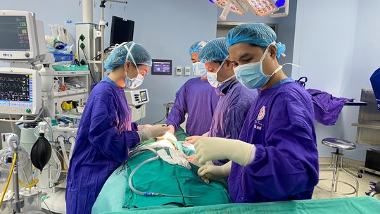 Áp xe vú, nhiễm tụ cầu vàng sau tiêm filler nâng ngực - Ảnh 1.