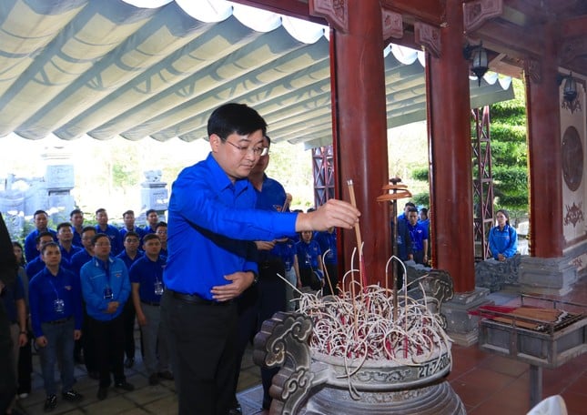 Delegation of Ly Tu Trong Award offered incense to commemorate President Ho Chi Minh photo 14