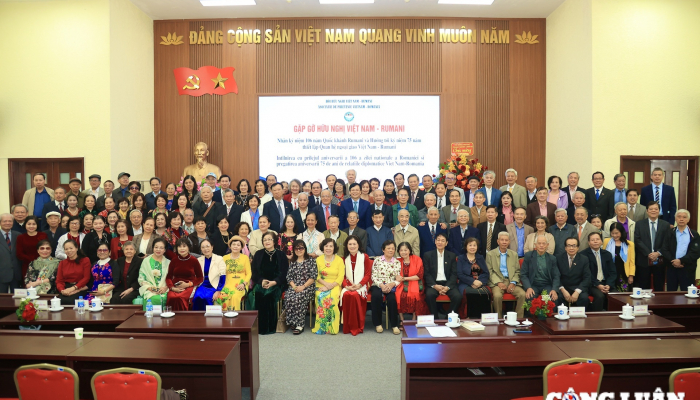 ជំនួប​មិត្តភាព​ក្នុង​ឱកាស​ខួប​លើក​ទី​១០៦​នៃ​ទិវា​ជាតិ​នៃ​ប្រទេស​រូម៉ានី