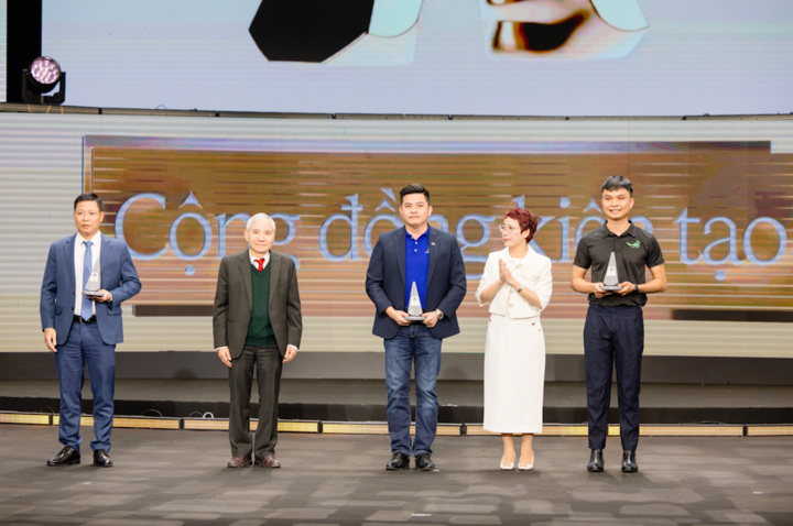 Mr. Ngo Quoc Bao (center) representing FPT Long Chau received the 