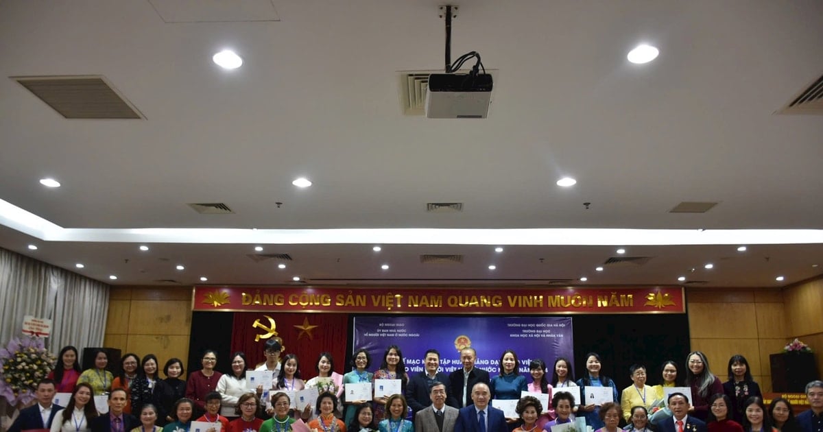 33 Vietnamese teachers abroad complete Vietnamese language teaching training course