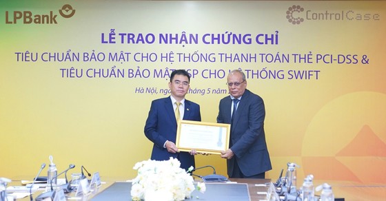 Mr. Ho Nam Tien - Vice Chairman of the Board of Directors, Acting General Director of LPBank received the CSP Security Standard certificate for the SWIFT system.