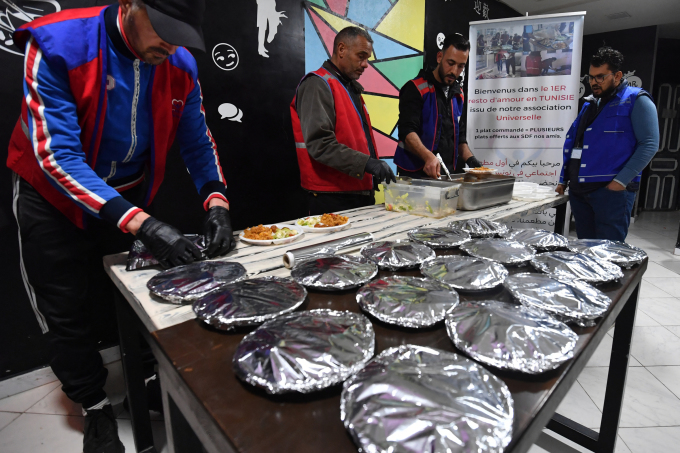 Freiwillige des Love Restaurants bereiten am 26. Januar Mahlzeiten für Obdachlose in Tunis, Tunesien zu. Foto: AFP