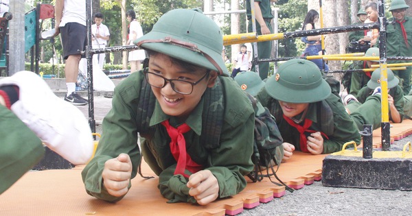 Watching young 'Dien Bien soldiers' in Ho Chi Minh City pull cannons and crawl trenches