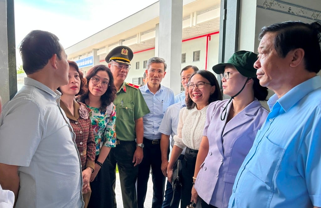 Enfoque - El viceprimer ministro Tran Luu Quang visitó y entregó regalos en un centro de rehabilitación de drogadictos en la provincia de Vinh Long (Foto 3).