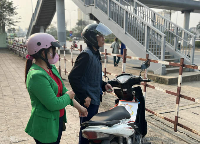 Ein Paar aus Lao Cai mit einer an ihrem Motorrad befestigten Einstellungsakte auf der Suche nach Arbeit im Industriepark Thang Long (Dong Anh, Hanoi), Februar 2023. Foto: Hong Chieu