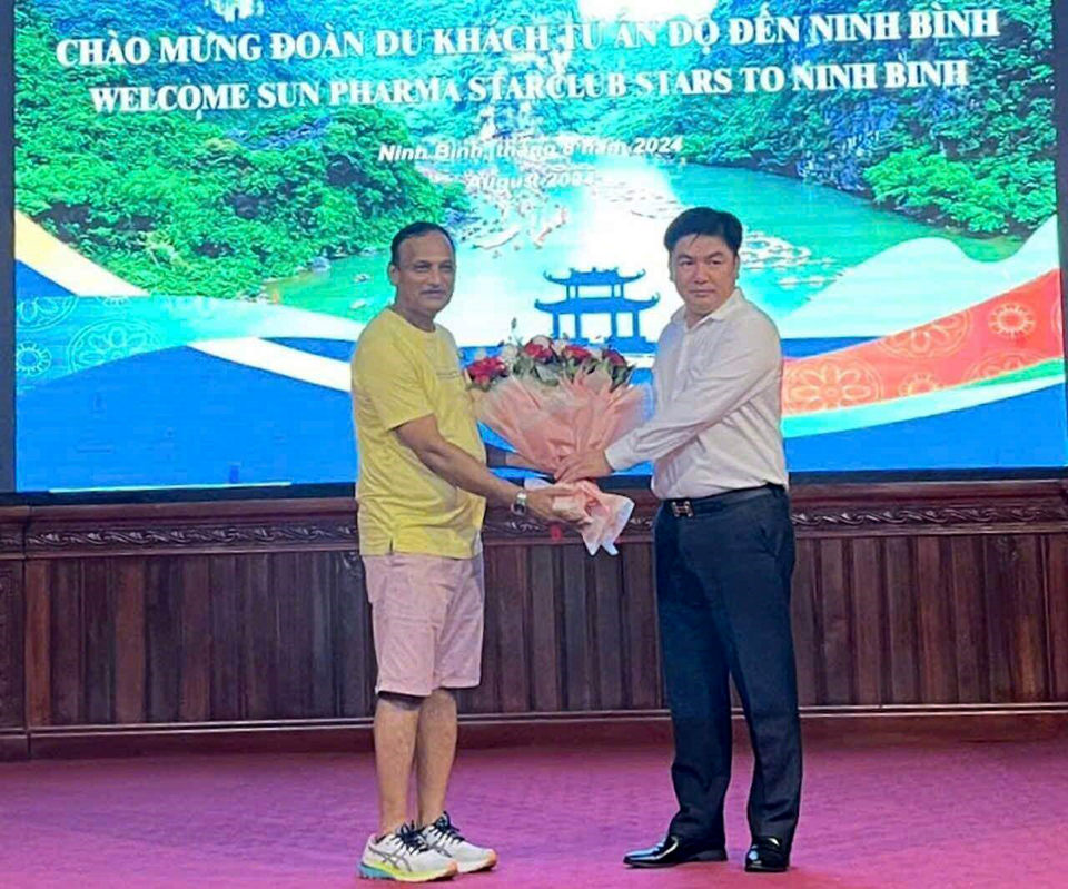 Leaders of Ninh Binh Province Department of Tourism presented flowers to congratulate the Indian tourist delegation.