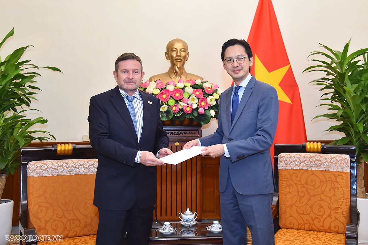Đại diện khu vực châu Á-Thái Bình Dương của Tổ chức quốc tế Pháp ngữ (OIF) trình Thư ủy nhiệm