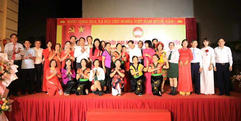 Chairwoman of the Vietnam Fatherland Front Committee of Hanoi City Nguyen Lan Huong attended the 2024 National Great Unity Day at residential area No. 9, Long Bien ward, Long Bien district.