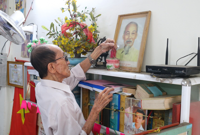 TP. Cần Thơ: Cảm phục cựu giáo chức 87 tuổi, quyết tâm lấy bằng thạc sĩ Văn học