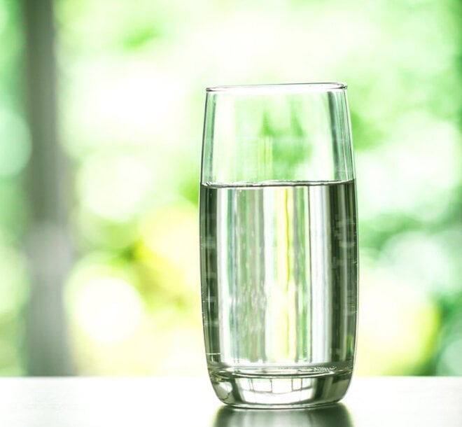 Buvez suffisamment d’eau pour maintenir les fonctions et garder la peau saine.