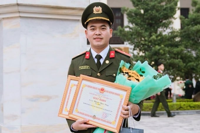 Dung recibió flores y certificados de mérito después de la ceremonia de graduación de la Academia de Seguridad Popular, el 26 de diciembre. Foto: Personaje proporcionado