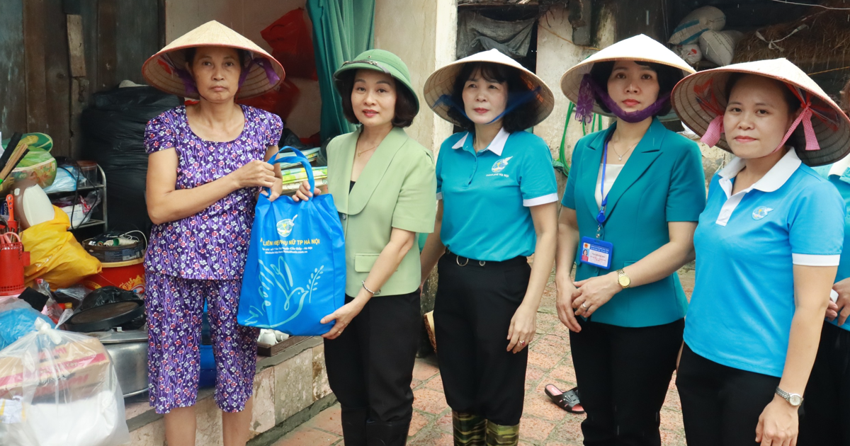 Les femmes de Hanoi viennent en aide aux habitants des zones inondées du district de Chuong My