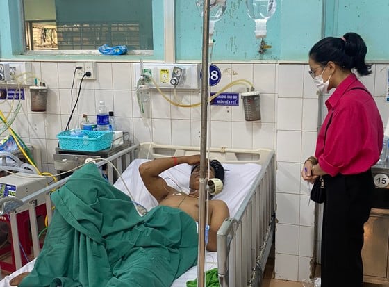 Anh Sơng đang được điều trị tại bệnh viện. Ảnh: NHƯ NGUYỆN