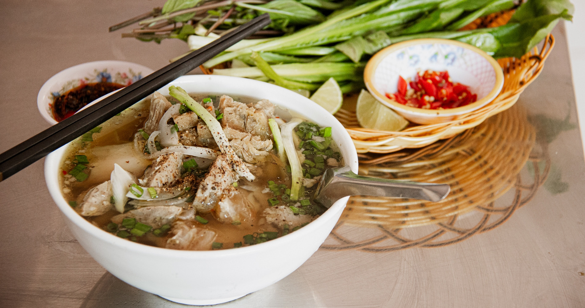 Sopa de fideos con carne única del pueblo Cham en An Giang, caldo hervido a fuego lento durante 15 horas