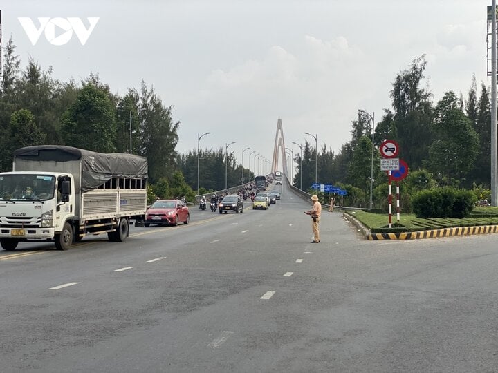 Lực lượng làm nhiệm vụ điều tiết theo hướng ưu tiên cho phương tiện từ Bến Tre qua Tiền Giang.