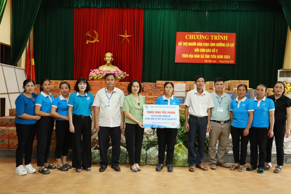 The delegation of the Hanoi Women's Union presented necessities to members, women and people in some flooded communes in Chuong My district.