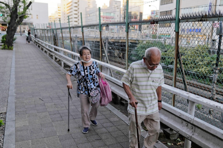 Les Japonais s’inquiètent des problèmes négatifs qu’ils pourraient rencontrer lorsqu’ils atteindront l’âge de 100 ans. (Photo : SCMP)