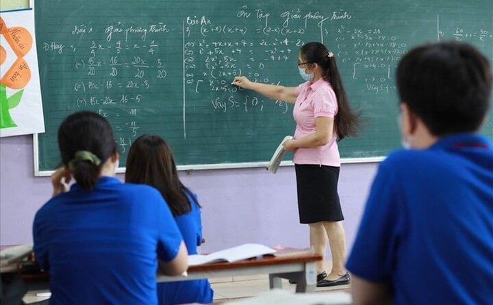 7월 1일부터 교사들의 급여는 급여 개편 정책에 따라 계산됩니다. (삽화)