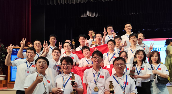 El equipo de Vietnam gana a lo grande en la Competencia Internacional de Matemáticas InIMC