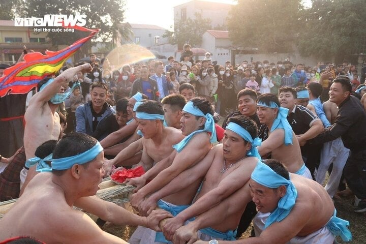 Đến keo thứ ba thì dân làng hai bên ùa hết vào kéo giúp bên Đông để mong cả năm lúa chiêm sẽ được mùa.