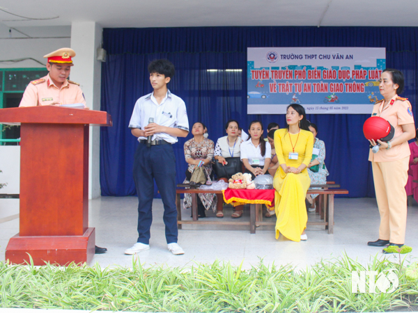 โรงเรียนมัธยมศึกษาชูวานอัน: เผยแพร่ความรู้ด้านกฎหมายเกี่ยวกับความปลอดภัยและความสงบเรียบร้อยในการจราจร