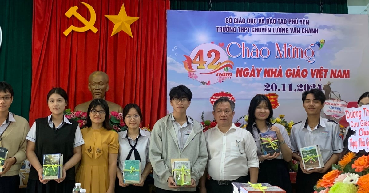 'Lạ đời' chuyện thầy cô tặng quà cho học sinh nhân ngày Nhà giáo Việt Nam