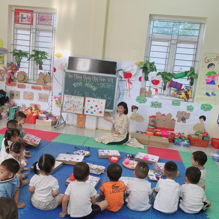 Giờ học bé làm quen với màu nước, giúp các bé có thêm sự sáng tạo, tư duy trong mỗi bức tranh.