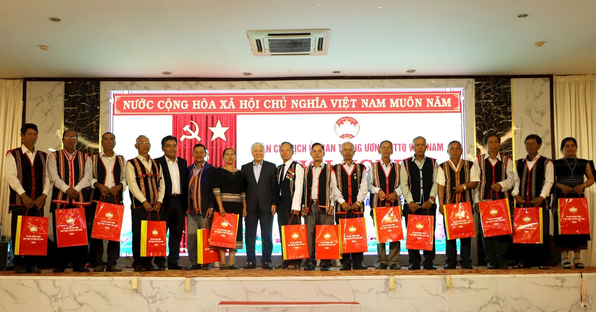 The Presidium of the Central Committee of the Vietnam Fatherland Front met and listened to the concerns of ethnic minorities