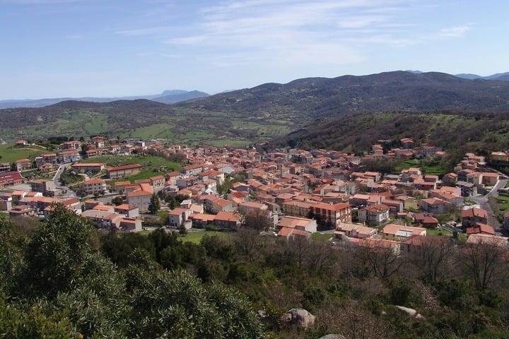 Khung cảnh yên bình ở làng Ollolai trên đảo Sardinia, Italia. (Ảnh: CNN)