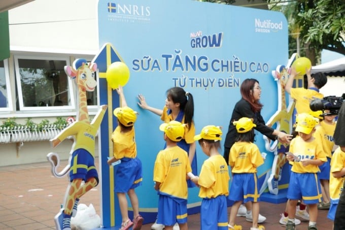 Nuvi Growブランドは幼稚園と協力して、子どもの身長を伸ばすための活動を企画しています。写真：フック・タン