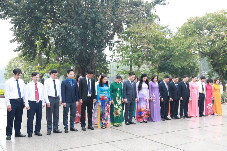 ด้านหน้าอนุสาวรีย์ลุงโฮ-ลุงตัน ประธานคณะกรรมาธิการแนวร่วมปิตุภูมิเวียดนามประจำเมืองเหงียน ลาน เฮือง และคณะ แสดงความขอบคุณอย่างสูงต่อผู้นำทั้งสองผู้ยิ่งใหญ่ ซึ่งเป็นสัญลักษณ์ที่ส่องประกายของความรักชาติและจิตวิญญาณแห่งความสามัคคีระดับชาติที่ยิ่งใหญ่