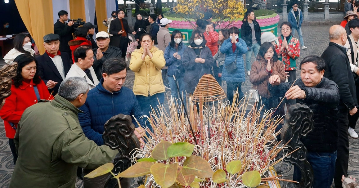 En la mañana del primer día del Año Nuevo Lunar, los templos y pagodas estaban llenos de gente rezando para tener suerte.