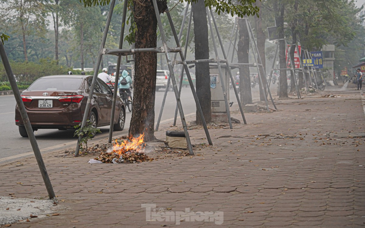 Der Himmel in Hanoi ist aufgrund der Luftverschmutzung dunstig, an manchen Orten ist die Luft schlecht, Foto 12