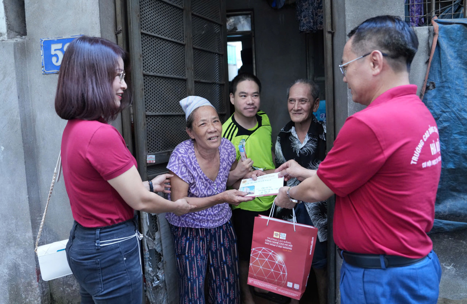 Herr Pham Xuan Khanh und seine Frau überreichten Herrn und Frau Dang Dinh Hai, einem Haushalt, der fast zur Armut neigt, im Bezirk Linh Nam im Distrikt Hoang Mai, persönlich Geschenke.