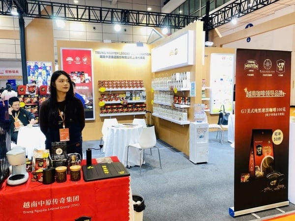 El stand de Vietnam atrae la atención en la Feria Asiática de Alimentos y Bebidas en Shandong, China