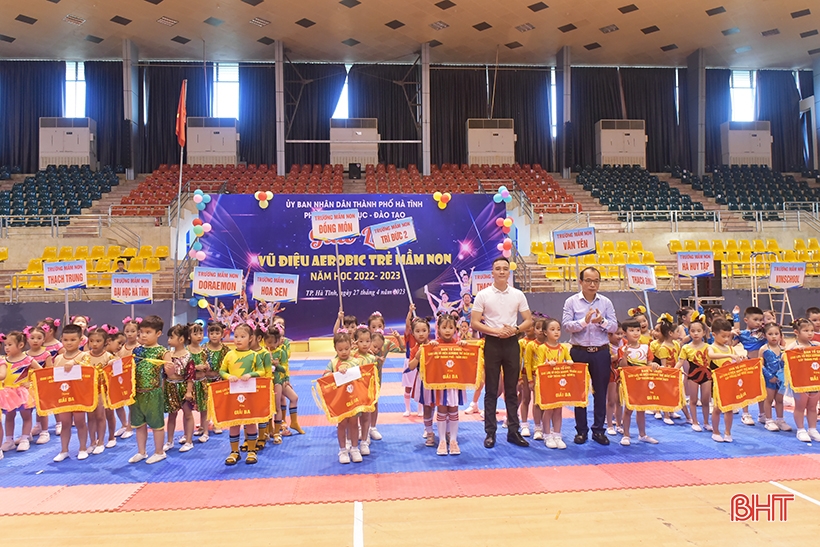 Ha Tinh preschool children are adorable in aerobic dance