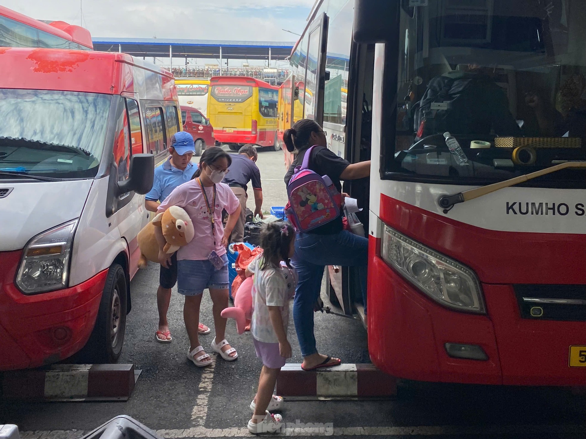 First day of September 2nd holiday: Train stations and bus stations crowded, Tan Son Nhat airport surprisingly clear photo 14