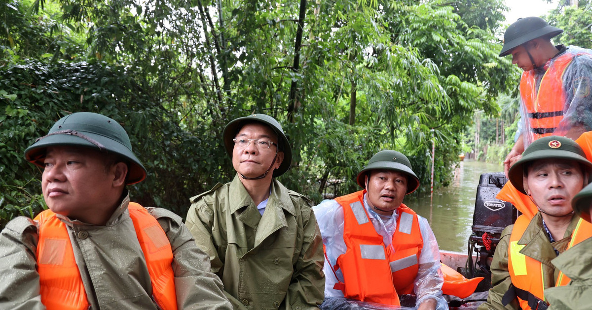 Phó Thủ tướng Lê Thành Long thăm người dân vùng "rốn lũ" của Hà Nội