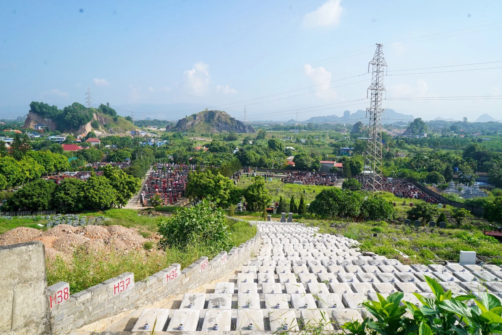 Chủ tịch thành phố Hải Phòng kiểm tra phát hiện nhiều sai phạm đất đai - Ảnh 1.