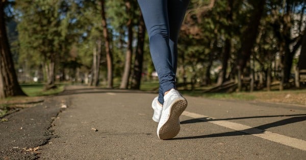 専門家が関節痛患者のための歩き方を紹介