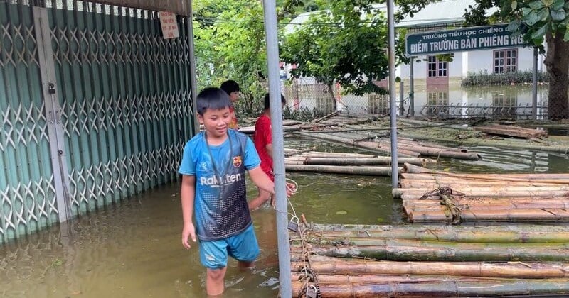 Lũ vẫn ngập ngang trường, học sinh phải đi học nhờ gần 4km