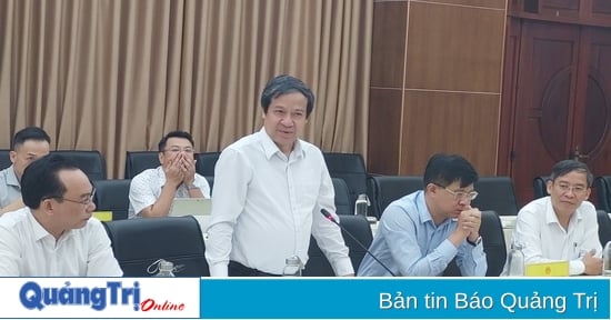 Minister of Education and Training Nguyen Kim Son works with Quang Tri province