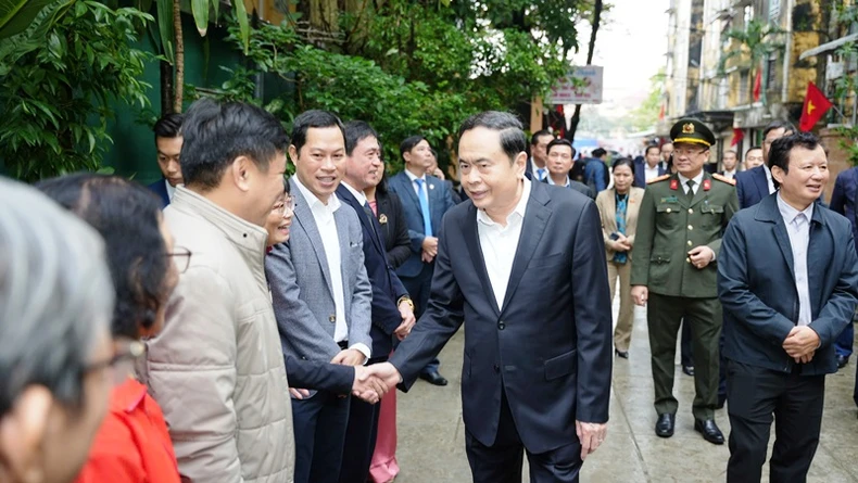 국회의장 쩐탄만, 응우옌치탄, 레덕아인 장군에게 조의를 표하기 위해 분향을 바치다 사진 2