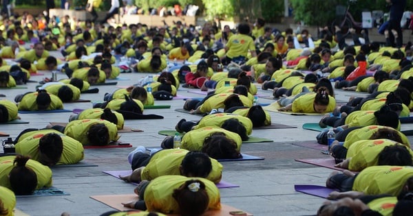 Ho-Chi-Minh-Stadt verbietet Fahrzeuge auf der Le-Loi-Straße, um Menschen zu bedienen, die Yoga praktizieren