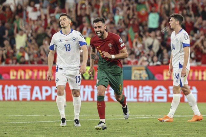 Bruno Fernandes mừng bàn ấn định tỷ số 3-0 ở cuối trận. Ảnh: LUSA