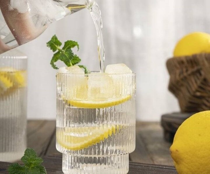 Lemon juice also has the ability to purify the body, remove toxins and stimulate the liver to produce more enzymes.