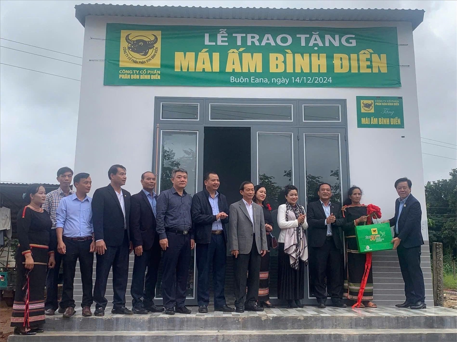 Kết nghĩa với buôn Ea Na, xã Ea Na, Công ty phân bón Bình Điền tặng nhà ở cho hộ nghèo buôn kết nghĩa