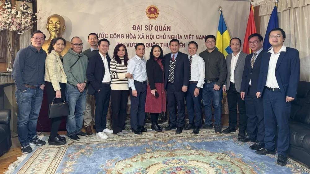Vietnamesische Intellektuelle und Wissenschaftler in Schweden machen ein Erinnerungsfoto mit Botschafter Tran Van Tuan (6. von rechts). (Foto: VNA)