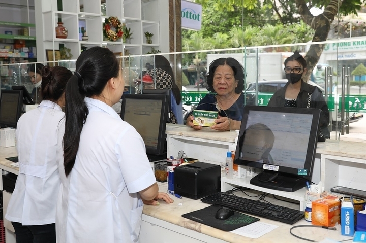 Trang 여사는 많은 고객에게 Tam Binh An Than Ngu Ngon에 대해 상담하여 그들이 곧 푹신하고 완전한 잠을 되찾을 수 있도록 돕고 있습니다.